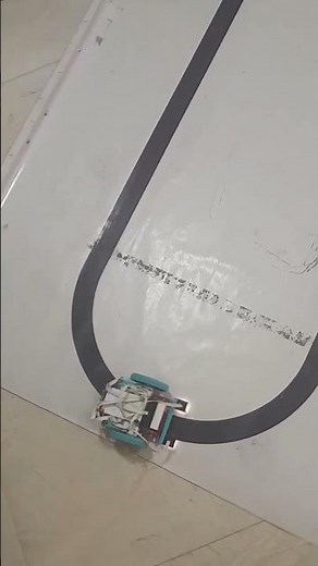 Simple line follower with spike prime 2 color sensor #spikeprime #spike #linefollower #robotics