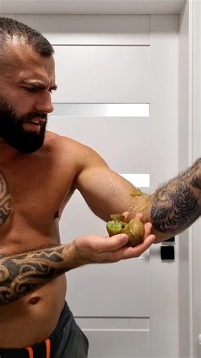 Biceps Squeeze: Kiwi Edition🥝💪🤣🤣 #biceps #challenge
