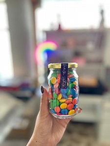 CÓMO REALIZO MIS STICKERS ✨🙌🏼👇🏼Datos: 📑Las hojas las compro en mercado libre 📏Tamaño de la hoja A4 🖨️Papel fotográfico adhesivo 📱Los diseños los realizo desde Canva Pro Déjame en los comentarios de que más te gustaría un tutorial 🙌🏼#DetallesGloce #RegalosPersonalizados #RegalosEspeciales #IdeasRegalos #RegalosMexico #ComoHacerStickers #Stickers | Detalles Gloce