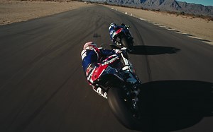 【油管4K】穿越机追拍摩托车天花板：Johnny FPV继保时捷广告后又一力作