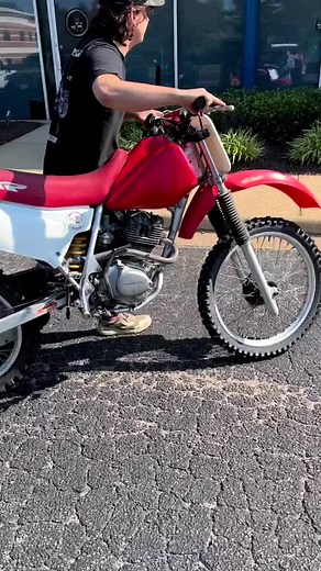 Honda XR200R engine knocking?? Tearing down a 2001 XR200R with a loud engine knock! Think we found the culprit! Luckily this motor wasn’t ran too much longer or there wouldn’t have been much left of it 😬