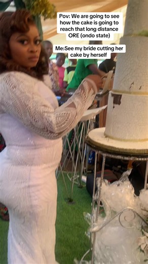Bride Cuts Her Own Cake at Wedding in Ibadan