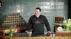 "Ich bin Harry, ich bin Senfsommelier und heute gibt es Feigen-Senf mit Aprikosen“ Dem Senfglas verpasst Harry das gewisse Etwas: mit Feigen, Aprikosen und Himbeeren. So wird der senfige Inhalt im Glas zum fruchtigen Vergnügen. 💛 C’est vraiment formidable. 😍 #mustardlovers Zum Rezept 👉 www.mustardlovers.de/rezept/feigen-senf-mit-aprikosen | Maille Deutschland