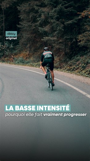 🚴‍♂️ Tu veux être plus endurant ? Plus fort en course ? Alors il va falloir accepter une chose 👇 Rouler lentement. Vraiment lentement. Selon @aubry_anael, progresser durablement passe par une dose de basse intensité, tout le temps, dans l’entraînement. 📲 Épisode dispo : « 5 règles d’or pour améliorer son endurance à vélo » présenté par @valentin_garcin ➡️ Sur toutes les plateformes de streaming. | Dans la Tête d'un Cycliste