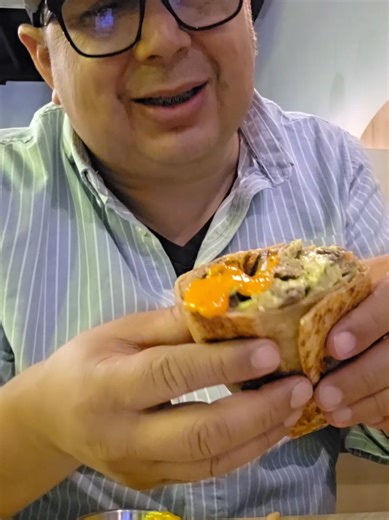 Coffee ,mezcalitas y cena, hoy toco visitarlos y conocer su menú de noche. . Tres Almas en la calle novena frente a la UVM este lugar habré todos los días desde las 7:30 am #Mexicali #coffe #frappe #hamburguesas