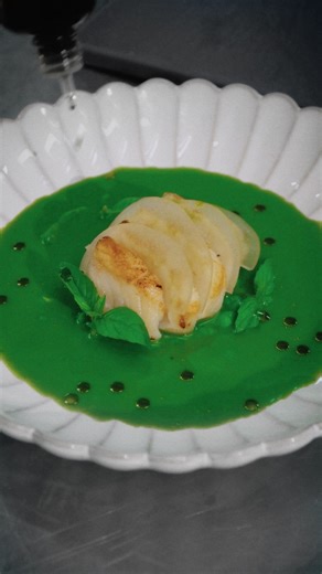 Ренат Царицанский on Instagram: "56 секунд - это всё, что мы можем показать здесь. Полный рецепт, все детали, пошагово - уже внутри RE|Kitchen Зачем это вообще нужно? 📌 Потому что в RE|Kitchen мы не просто публикуем рецепты. Мы учим готовить как шеф, не теряя вкус, глубину и практическую ценность. 📌 Там уже: - Авторские рецепты от вашего покорного, с тонкими балансами вкуса и текстур - Гастрошкола с разбором базы: эмульсии, пюре, подача, организация процессов и тд -Продуктовые гиды: говядина,