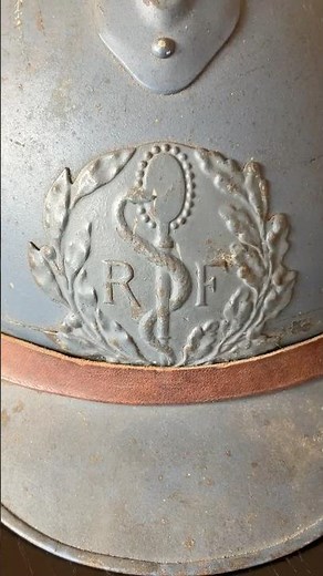 WWI French medical helmet with a little red secret in its breeches - 1914 war