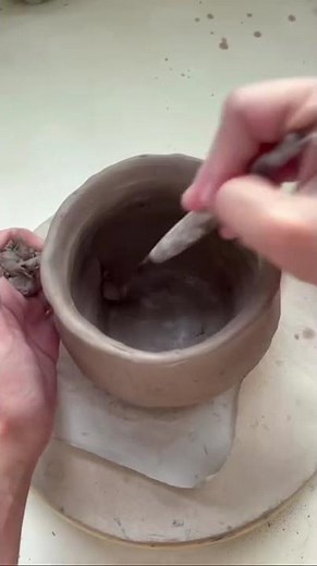 How to hand build a chawan ❤️ ••• Follow @la.beauto_cetales for more!