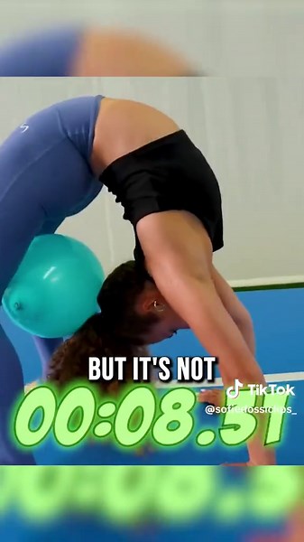 What popped???? @Sofie Dossi #contortion #contortiontime #contortionchallenge #sofiedossi #ballon