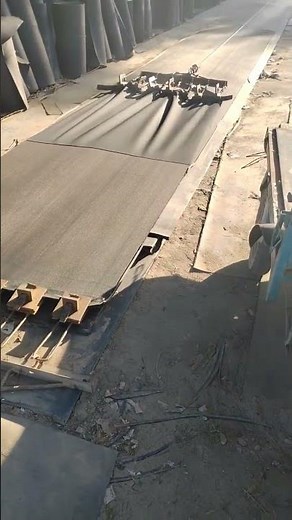 Dismantling and recycling of scrap rubber conveyor belts in layers
