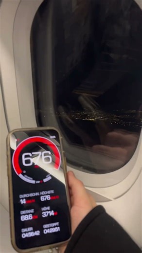Flying high and fast above the clouds! Can you guess how many km/h we’re going? 👀