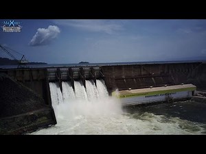 Afobaka Stuwdam (5 kleppen open) Suriname