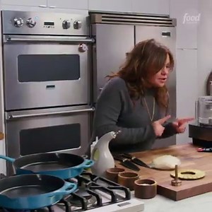 Make homemade pizza in a cast-iron skillet for a super-crispy crust! 🍕🍕 #30MinuteMeals with Rachael Ray > Daily at 12|11c Save the recipe: https://foodtv.com/2Zl7uS3! | Food Network