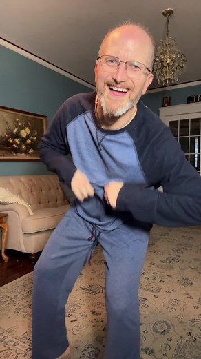 Dancing Dad Ricky Pond Showcases His Afrobeats Moves in Ghana