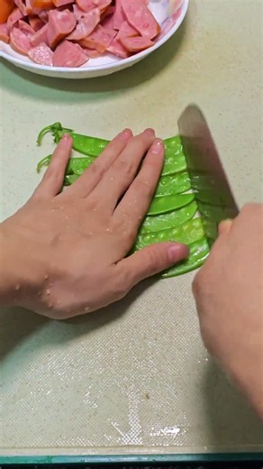 Satisfying Snow Peas Trimming ASMR 🫛🔪 #ASMR #Satisfying