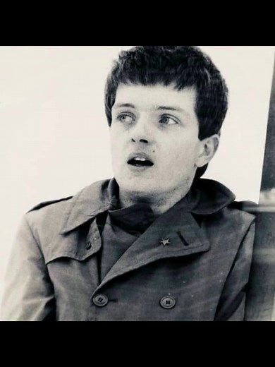 I want to hug him so bad #joydivison #iancurtis #disorder #lovewilltearusapart #transmission #neworder #radiohead #letdown #edit #джойдивисион #янкертис #эдит