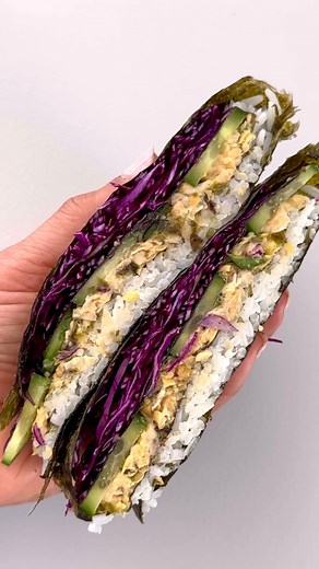 Vegan Onigiri Sandwich An easy way to make a wrap and very beginner friendly especially if you’re not very comfortable rolling sushi or wrapping Onigirazu yet! Full recipe here: https://eveganrecipes.com/vegan-onigiri-sandwich-recipe/ sushisandwich #onigirazu #onigiri #riceburger #tofusandwich #vegansushi #vegansushiroll #veganasianfood #veganjapanesefood #asianfoodie #asianfoodrecipes #asiancooking #japanesefood #healthyveganrecipes #healthylunchideas #vegansandwich #vegansandwiches #vegangirl 