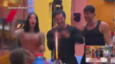 Siempre he tenido la duda de porque les llevan esos mini pasteles en Telemundo??Hoy cumplió años Stefano y nomás porque dos tres de ahí no comen carbs pero se pasan#LaCasaDeLosFamosos #LCDLF6