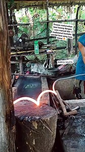 Wow, a traditional art performance in the context of blacksmithing⚒️ Watch how this craftsman straightens the iron snails, it's truly amazing 🔥 #blacksmithindonesia #blacksmithing #blacksmithcraft #handmade #forging #metalwrokArt #artisanal #thecreative #pandai_besi #aslisenikerajinanpandaibesi #senikreatifpandaibesi #europa #USA #KnifeChallenge #fypviral #reelsfb | Nabila Zavira