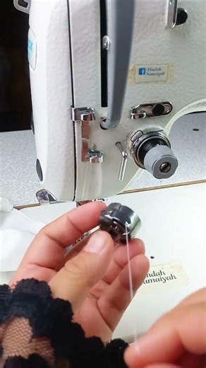 Sewing Tips: How to insert the bobbin into the bobbin case #sewing #tailor #sewingtips