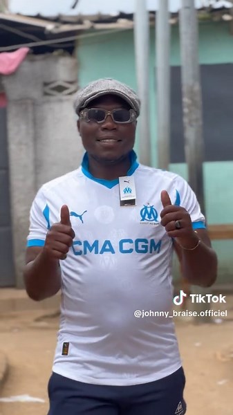 😎L'INFLUENCEUR JOHNNY BRAISÉ VOUS PRÉSENTE SON NOUVEAU PARTENARIAT AVEC @a2kshop désormais je suis L'AMBASSADEUR de A2K-SHOP 😎👍 •POUR TOUT ACHAT DE MAILLOT VEILLER CONTACT A2K-SHOP Tel: 2250769586883 Voici chaque version avec sont prix 👇👇👇 La version supporteur coûte 10.000F La version pro coûte 15.000F La version Ultra pro coûte 25.000F #pourtoi #fip #commedie #tiktokcotedivoire