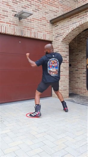 Observe the synchronization between the hands and the feet.