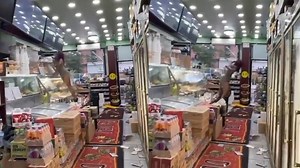 女子突然发狂大闹商店，站上柜台发泄打砸店员，结局大快人心