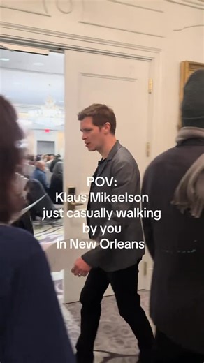 JOSEPH MORGAN BRASIL on Instagram: "Joseph Morgan foi flagrado em New Orleans nesta semana, e admiradores registraram o momento. “POV: Klaus Mikaelson passando casualmente por você em New Orleans” • siga @jminfos para mais! #josephmorgan #thevampirediaries ©️alchemizexcaptivate"