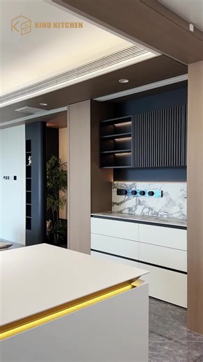 Dream Kitchen Tour: From Doorway to Wow – This is 2026 Luxury! 😍🏠 March 2026 kitchen fever: ready to fall in love with your space all over again? Step through the doorway into this warm-modern masterpiece – every angle screams quiet luxury! Hook: Smooth doorway glide-in → cinematic pan across full U-shaped layout → quick zoom cuts on matte wood grain, hidden LED strips lighting up shelves, seamless black appliances & marble island glow → fun text “Walk in → jaws drop → never leave!” Premium lu