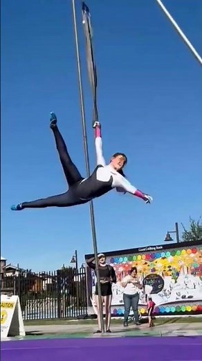 GHOST SPIDER swinging!! 🕷️ #gwenstacy #cosplay #marvel #circus #spiderman