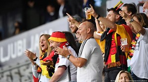 5 soccer songs that have nothing to do with soccer – DW – 06/12/2021