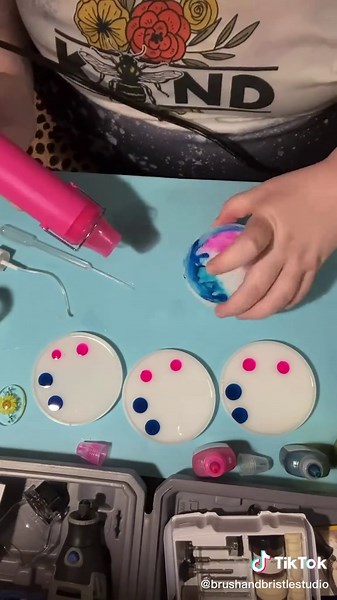 Creando posavasos de resina con tinta alcohólica