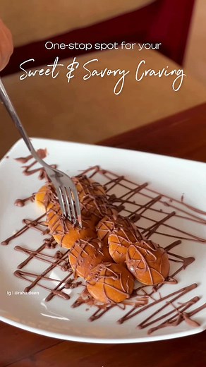 Recently visited @thelayover.lk's new Marine Drive branch in Colombo 3. They're known for their delicious pancakes and crepes. Tried their milk chocolate mini pancakes, classic hot chocolate, Nutella   KitKat crepe, black chicken melt, herb chicken crepe, faluda with boba, and peach tea boba. Great flavors, cozy atmosphere, and affordable prices make it a must-visit spot for pancake and crepe lovers! . . #crepe #srilankanstreetfood #food #instafood #foodofinstagram #foodie #foodphotography #food