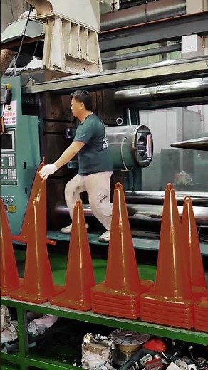 Plastic Traffic Cone Molding Process Using Injection Machine