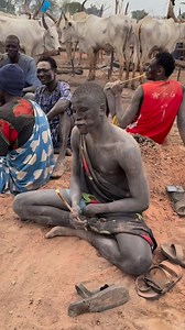 El cepillo de dientes de los Mundari de Sudán del Sur no es de plástico, sino una simple rama fresca de árbol, normalmente de especies con propiedades antibacterianas como el neem o el “toothbrush tree” (Salvadora persica). #inspirationofafrica | Quim Fàbregas