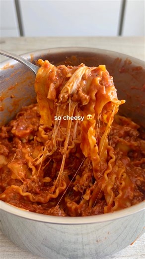 Fitwaffle | Eloise Head on Instagram: "6-ingredient pasta: Lasagne soup 😍 I couldn’t resist making the viral lasagne soup now the weather’s colder and it’s officially soup season 🤌 with a few adjustments to make it quicker, easier, and fuss-free, while still keeping the flavour! 😍 All you need is: 250g minced beef 3 tbsp tomato puree 400g can chopped tomatoes 400ml beef stock 100g broken lasagne sheets or pasta of choice 100g fresh mozzarella cheese, torn Plus: Olive oil,