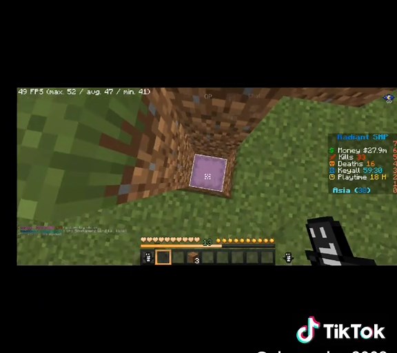 Hiding Loot in Radiant SMP: Minecraft Gameplay Insights