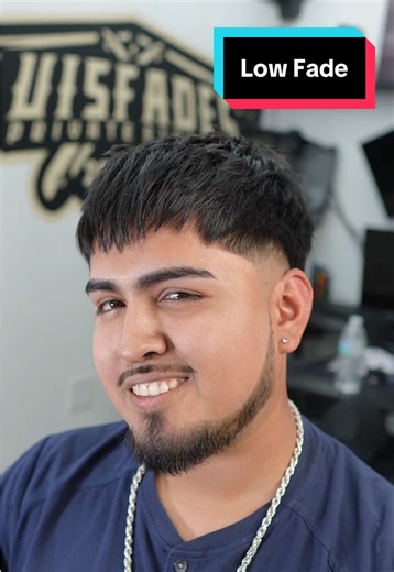 Mi cliente manejó desde Raleigh NC… solo para quitarse 5 años de encima con este corte 😂🔥 Dejó crecer su cabello por meses para que yo le encontrara la forma correcta… y terminamos con un low taper fade textured fringe que le dio flow y un look más joven. #luisfades #ClaytonNCBarber #RaleighBarber #NorthCarolina #lowtaper