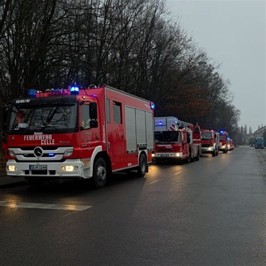 Feuerwehr Celle on Instagram: "Gefahrstoffaustritt in einem lebensmittelproduzierenden Betrieb! Am Vormittag des 29. Dezember wurde die Feuerwehr Celle zunächst zu einem gemeldeten Gasgeruch in einem lebensmittelproduzierenden Betrieb im Ortsteil Vorwerk alarmiert. Vor Ort stellten die Einsatzkräfte im Produktionsbereich eine größere Konzentration von Schwefelwasserstoff und Kohlenmonoxid fest. Die Ursache war unbekannt. Der betroffene Bereich wurde geräumt. Außerdem wurde der Chemie- und Strahl