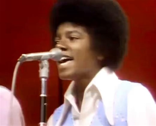 The fact that Michael Jackson popularized the robot after performing it on Soul Train is still nothing short of legendary. This will always be an unforgettable moment in the history of Black music and dance. 🔥