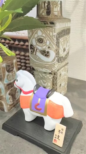 ℋ𝑖𝑟𝑜𝑚𝑖.ℕ.ℍ on Instagram: "よいお年を! . . Royal Copenhagen ロイヤルコペンハーゲン Nils Thorsson ニルス・トーソン Baca バッカ シリーズ 1970年代 ●よく見ると鳥や魚、植物のモチーフが描かれている。その面白いデザインが気に入り、デンマークの蚤の市で購入 . Kay Bojesen Denmark カイ・ボイスン デンマーク Kay Bojesen カイ・ボイスン Love Bird ラブバード🕊️ ●モチーフのTurtlebirds（コキジバト）は、 生涯、同じつがいで連れ添う仲睦まじい鳥。 愛と結婚の誓いの象徴としても知られています。 インテリアコーディネーターの 先輩からのいただきもの . . 夫の習慣にて クリスマスの飾りを年明けに片づける我が家 玄関だけ、日本人として お正月 気分を 今年はデンマークのコレクションを使いました 日本の風景とよく合います . 今年も１年ありがとうございました😊 . #royalcopenhagen #vintage #kaybojesen #北欧 #インテリアコ