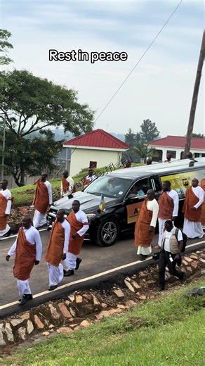 🚨👑 HAPPENING NOW | KING OYO’S FINAL JOURNEY The body of the late Omukama Oyo Nyimba Kabamba Iguru Rukidi IV has been taken to church for the funeral service as Tooro Kingdom prepares to bid farewell to its beloved King. 🕊️🙏🏾 Rest in peace, Your Majesty. 👑❤️ #KingOyo #TooroKingdom #RIPKingOyo #HappeningNow #Uganda
