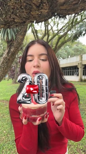 YouTube Brasil on Instagram: "O YouTube tá fazendo VINTE ANOS e eu fui pra rua pra descobrir como essa plataforma tá presente na vida da galera! Vem ver quem são os criadores favoritos, os memes que vivem na nossa cabeça, e me conta aqui: qual vídeo do YouTube mora no seu coração? ❤️ *publi"