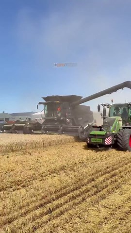 Fendt 10T combine with MacDon header