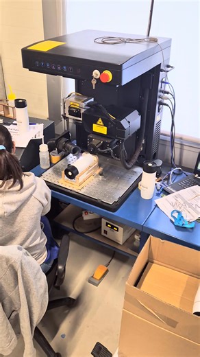 Kochamy krzywizny i obłości – Grawerujemy na różnych wysokościach z zmienną ogniskową. Smart Laser 3D to najnowszej trzeciej generacji laser światłowodowy z ultraszybkim GalvoScanerem oraz z dynamicznym auto-focusem (40mm). Smart Laser Fiber 3D jest dostępny w wersji przenośnej - VI Klasa bezpieczeństwa oraz w wersji zabudowanej - I Klasa bezpieczeństwa Laserem fibrowym 3D można wykonać znakowanie detali o skomplikowanych kształtach na różnych wysokościach oraz na przedmiotach obłych oraz cylind