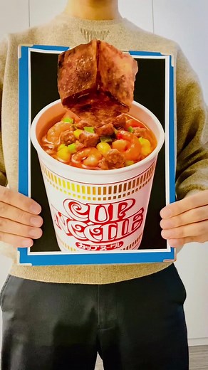 飛び出る謎肉のカップヌードルイリュージョン