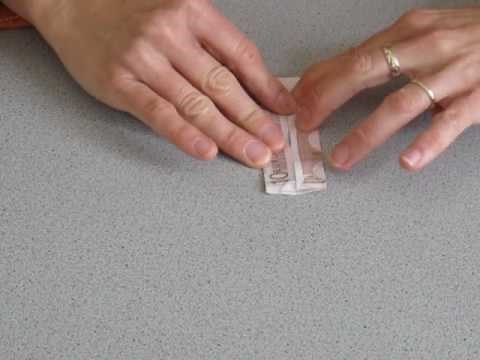 Origami: Geldschein zum Hemd falten