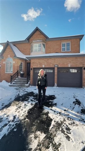 Jennifer Alderdice Clements on Instagram: "✨ JUST LISTED ✨ 📍 618 PONTING PLACE, NEWMARKET 📍 Located in South Newmarket’s Desirable Armitage Village Neighbourhood! Quiet Cul-de-Sac, Fabulous Curb Appeal and Features you will LOVE ❣️ 🏡 Stunning Updated Family Home with Desirable 2,600 sq ft Floorplan (+1200 sq ft In-Law Suite w Kitchen & 3 Piece Bath) ✅ Renovated Eat-in Kitchen Features Stone Counters, SS Appliances, a Bay Window in the Breakfast Area & Walk-Out to the Backyard 🍽️ ✅ Kitchen Ov
