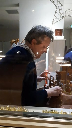 Nous préparons la crèche à l'entrée du Sanctuaire 🌟 #crèche #Noël #espacebernadette #Sanctuaire #saintebernadette | Espace Bernadette Soubirous - Nevers