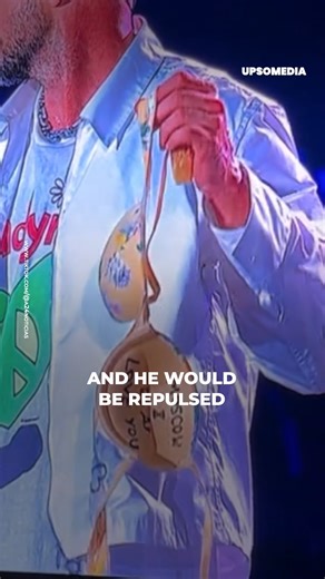 A fan wanted to give Justin Timberlake a bold gift, but when he saw what she threw on stage, the singer scorned her and showed his disgust. | Positive